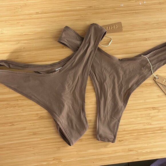 SKIMS Other - SKIMS Fits Everybody Dipped Thongs BUNDLE(2) Size 3X – Umber – PN-DTH-2027 - NWT